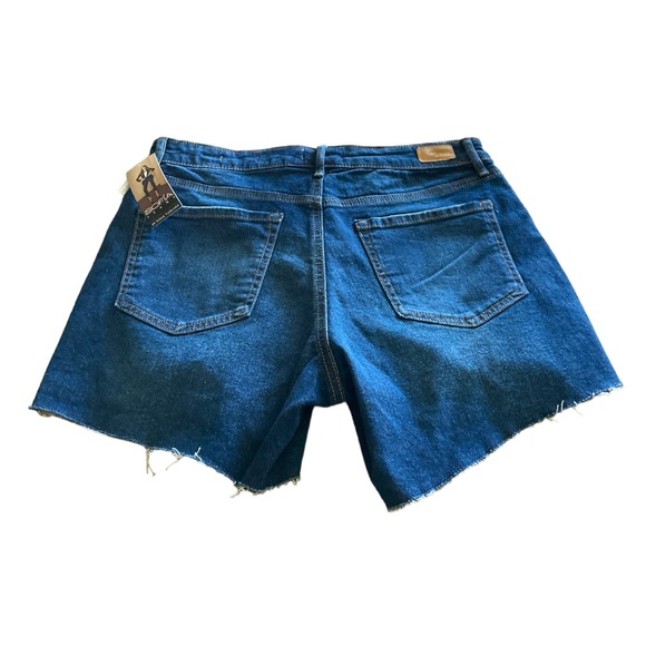 Sofia Jeans Lila Relaxed Mid Rise Shorts With Distressed Hem & Body - Picture 6 of 13
